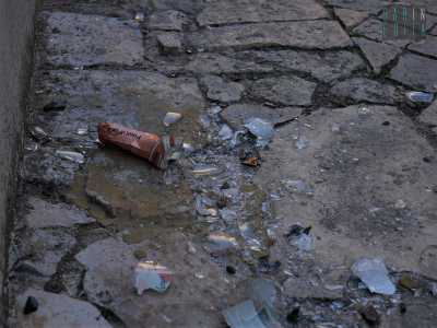 ...e persino i frantumi di una bottiglia di spumante